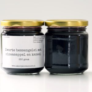 Zwartebessengelei met sinaasappel en kaneel